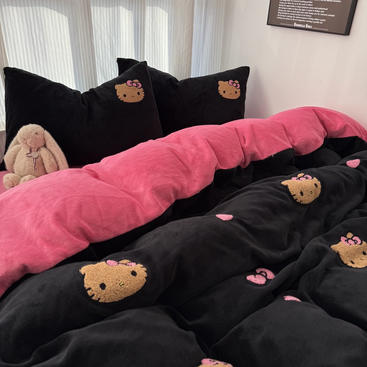 91家纺网 家纺一手货源 找家纺 童颜 2025新款秋冬牛奶绒四件套-黑皮猫 黑皮猫-黑+玫红