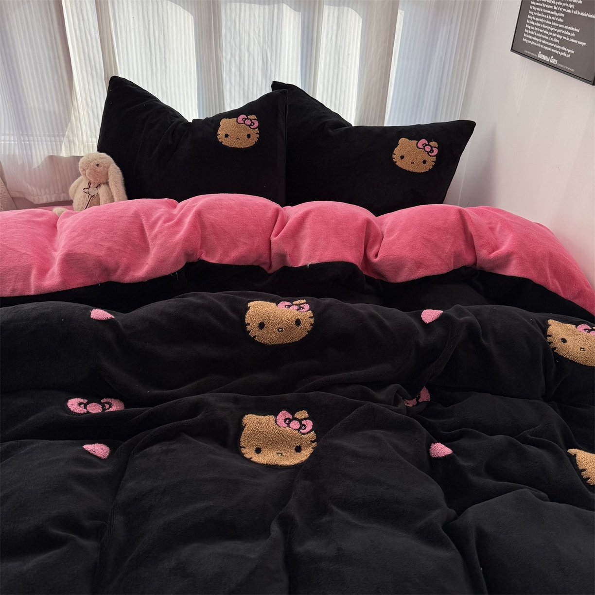 91家纺网 家纺一手货源 找家纺 童颜 2025新款秋冬牛奶绒四件套-黑皮猫 黑皮猫-黑+玫红