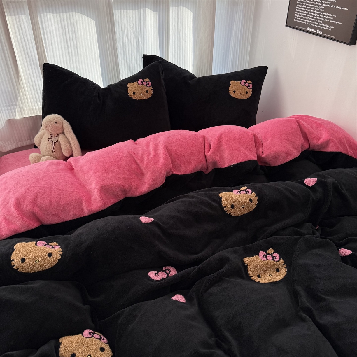 91家纺网 家纺一手货源 找家纺 童颜 2025新款秋冬牛奶绒四件套-黑皮猫 黑皮猫-黑+玫红