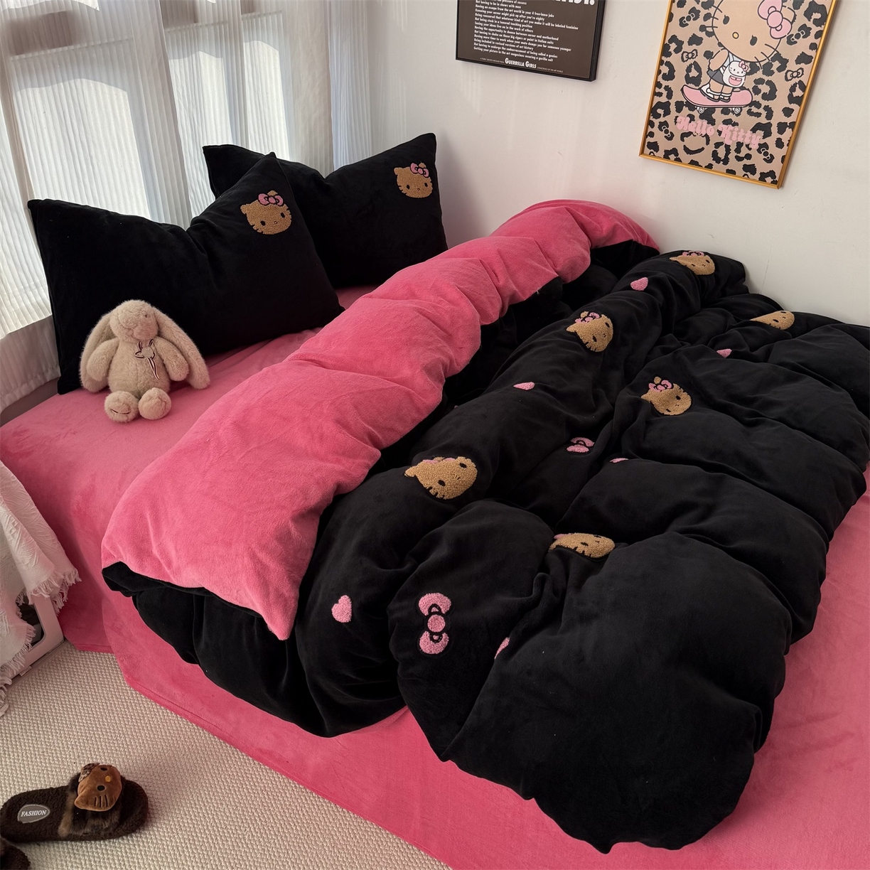 91家纺网 家纺一手货源 找家纺 童颜 2025新款秋冬牛奶绒四件套-黑皮猫 黑皮猫-黑+玫红