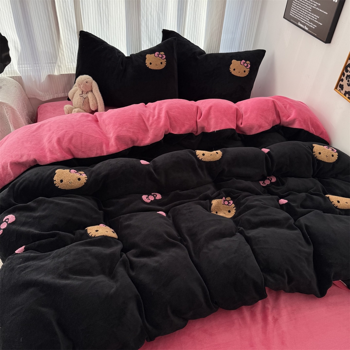 91家纺网 家纺一手货源 找家纺 童颜 2025新款秋冬牛奶绒四件套-黑皮猫 黑皮猫-黑+玫红