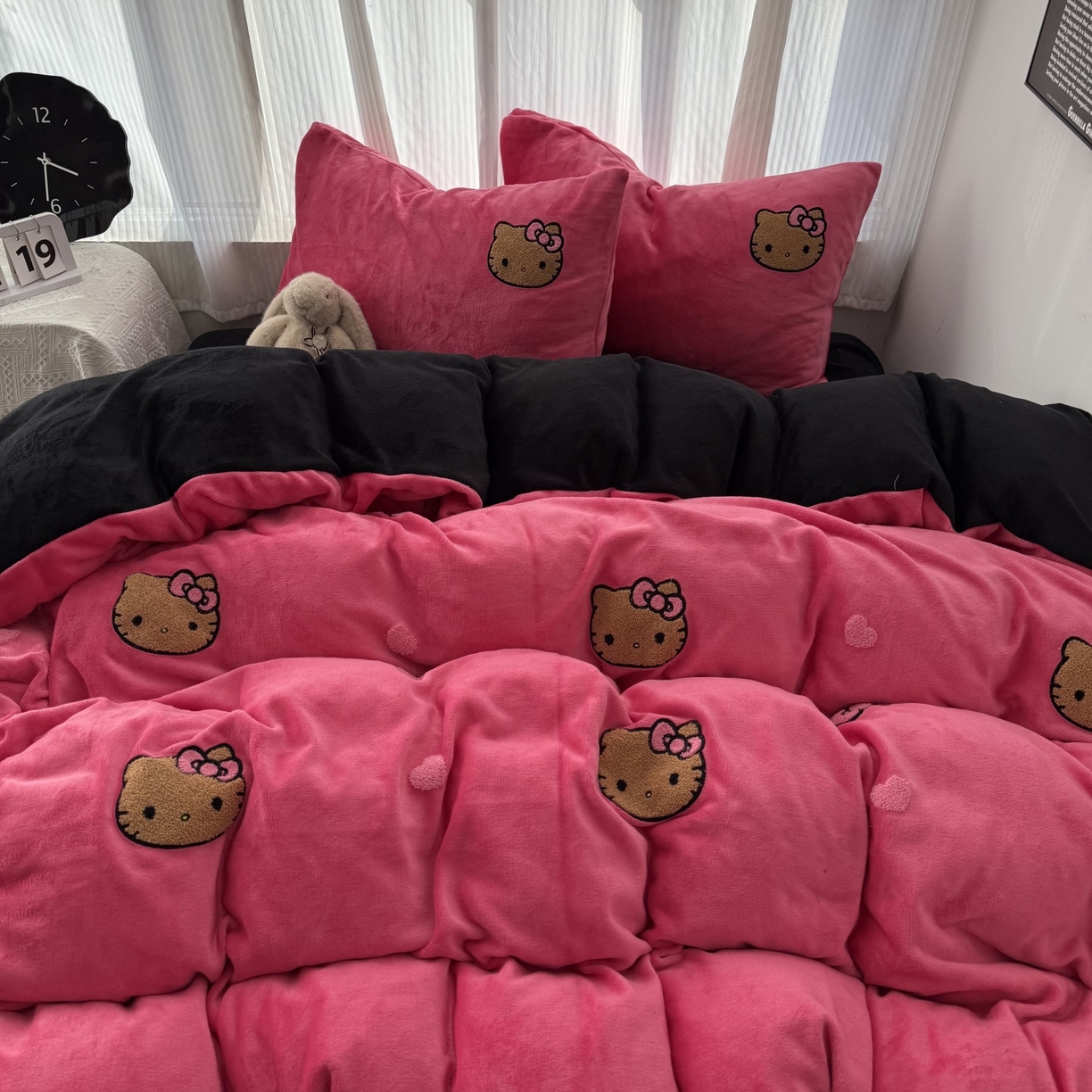 91家纺网 家纺一手货源 找家纺 童颜 2025新款秋冬牛奶绒四件套-黑皮猫 黑皮猫+玫红+黑