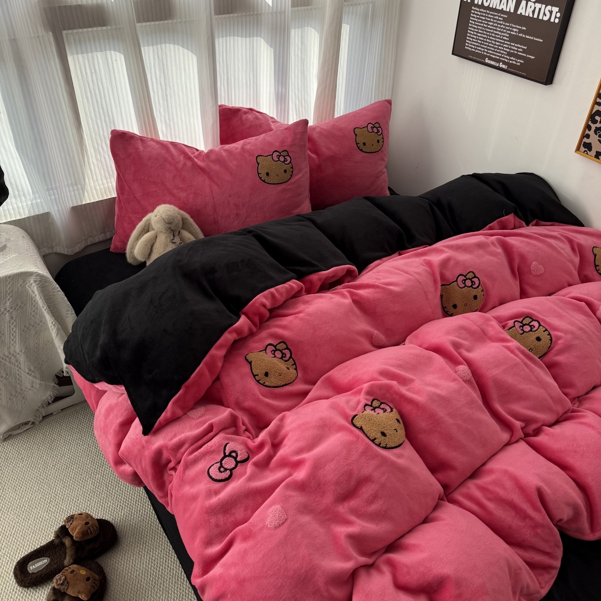 91家纺网 家纺一手货源 找家纺 童颜 2025新款秋冬牛奶绒四件套-黑皮猫 黑皮猫+玫红+黑