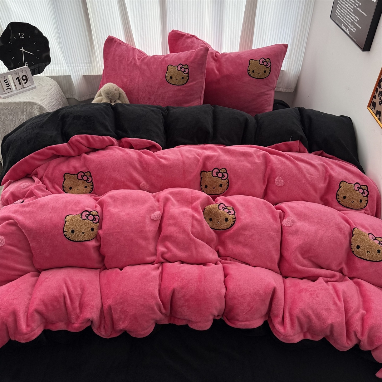 91家纺网 家纺一手货源 找家纺 童颜 2025新款秋冬牛奶绒四件套-黑皮猫 黑皮猫+玫红+黑