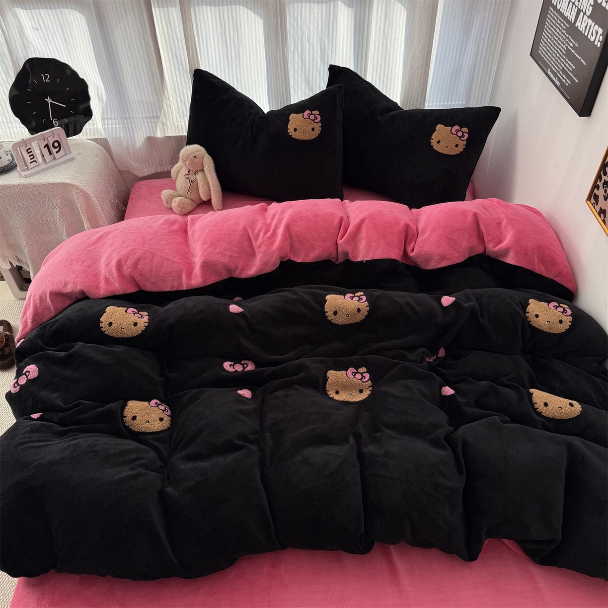 91家纺网 家纺一手货源 找家纺 童颜 2025新款秋冬牛奶绒四件套-黑皮猫 黑皮猫-黑+玫红