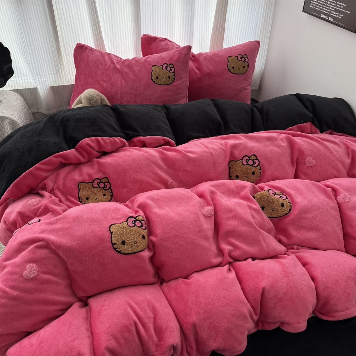 91家纺网 家纺一手货源 找家纺 童颜 2025新款秋冬牛奶绒四件套-黑皮猫 黑皮猫+玫红+黑