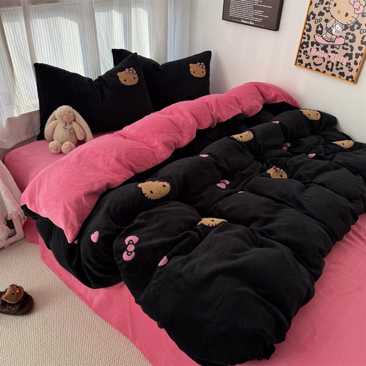 91家纺网 家纺一手货源 找家纺 童颜 2025新款秋冬牛奶绒四件套-黑皮猫 黑皮猫-黑+玫红