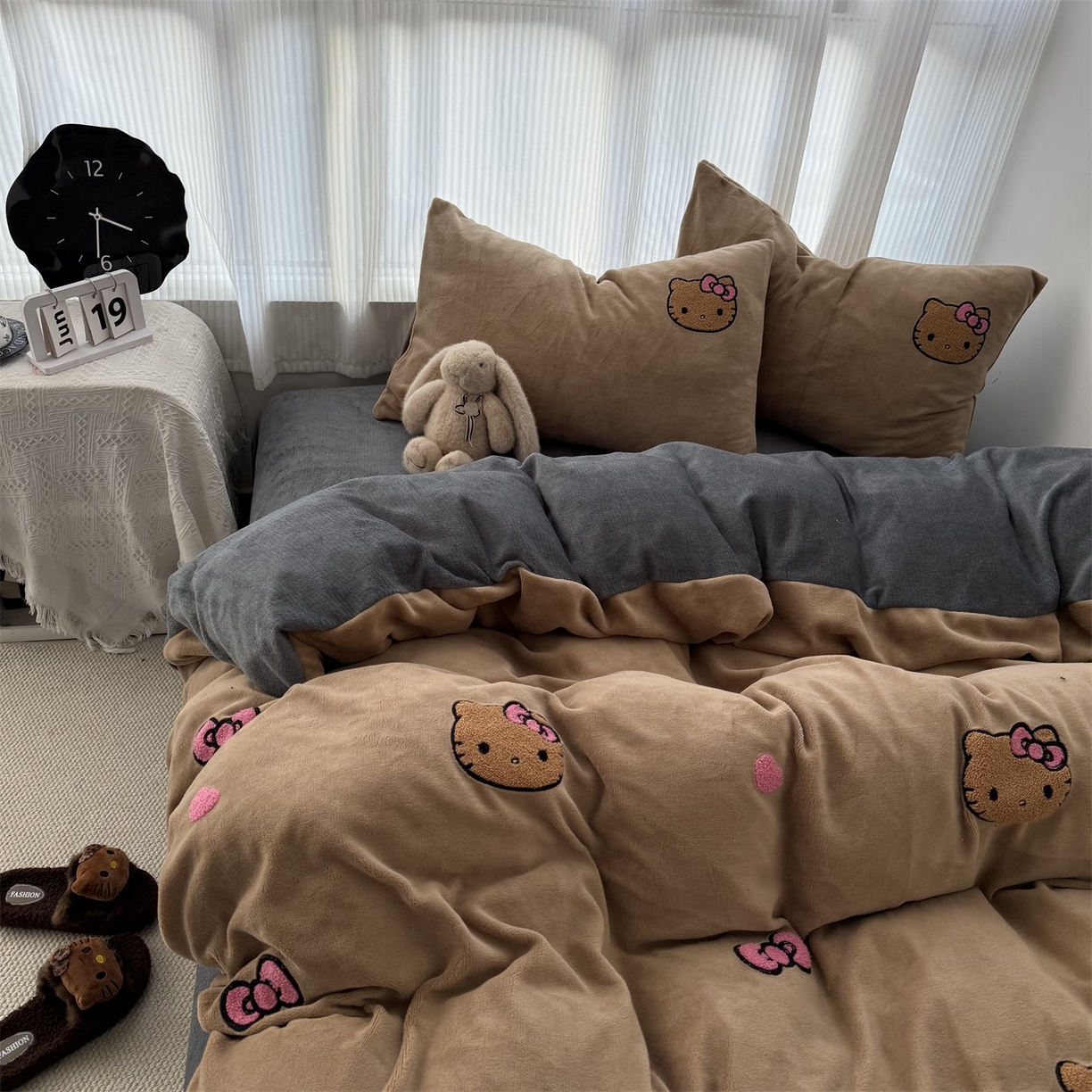 91家纺网 家纺一手货源 找家纺 童颜 2025新款秋冬牛奶绒四件套-黑皮猫 黑皮猫-浅咖+灰