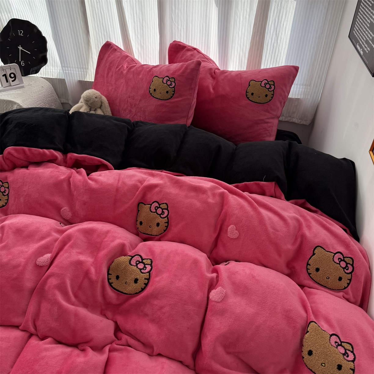 91家纺网 家纺一手货源 找家纺 童颜 2025新款秋冬牛奶绒四件套-黑皮猫 黑皮猫+玫红+黑