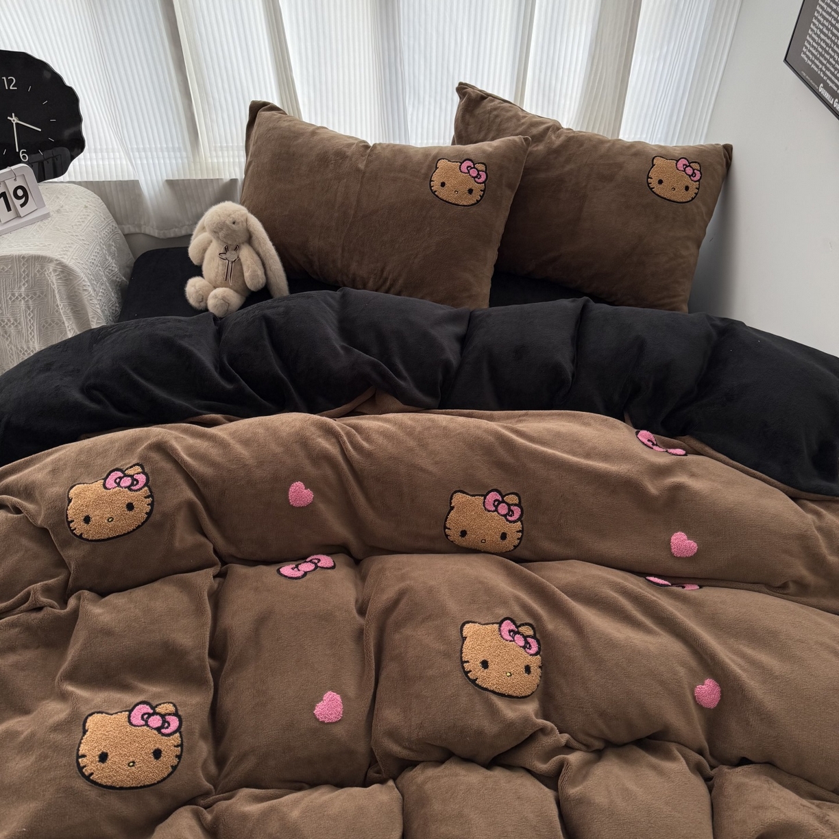 91家纺网 家纺一手货源 找家纺 童颜 2025新款秋冬牛奶绒四件套-黑皮猫 黑皮猫-深咖+黑