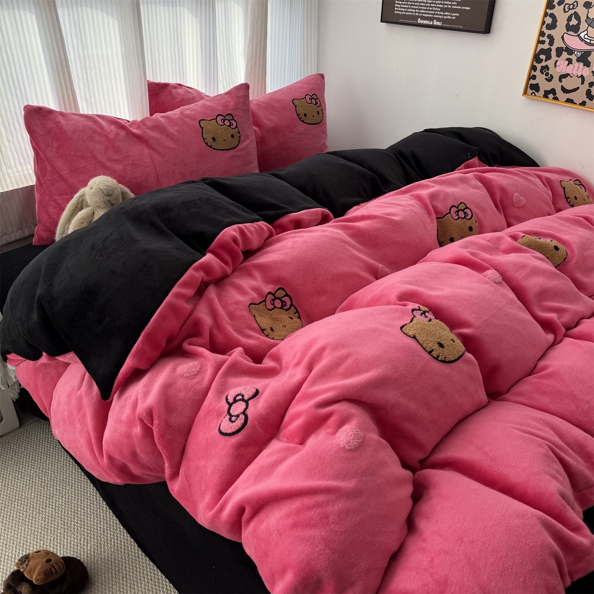 91家纺网 家纺一手货源 找家纺 童颜 2025新款秋冬牛奶绒四件套-黑皮猫 黑皮猫+玫红+黑