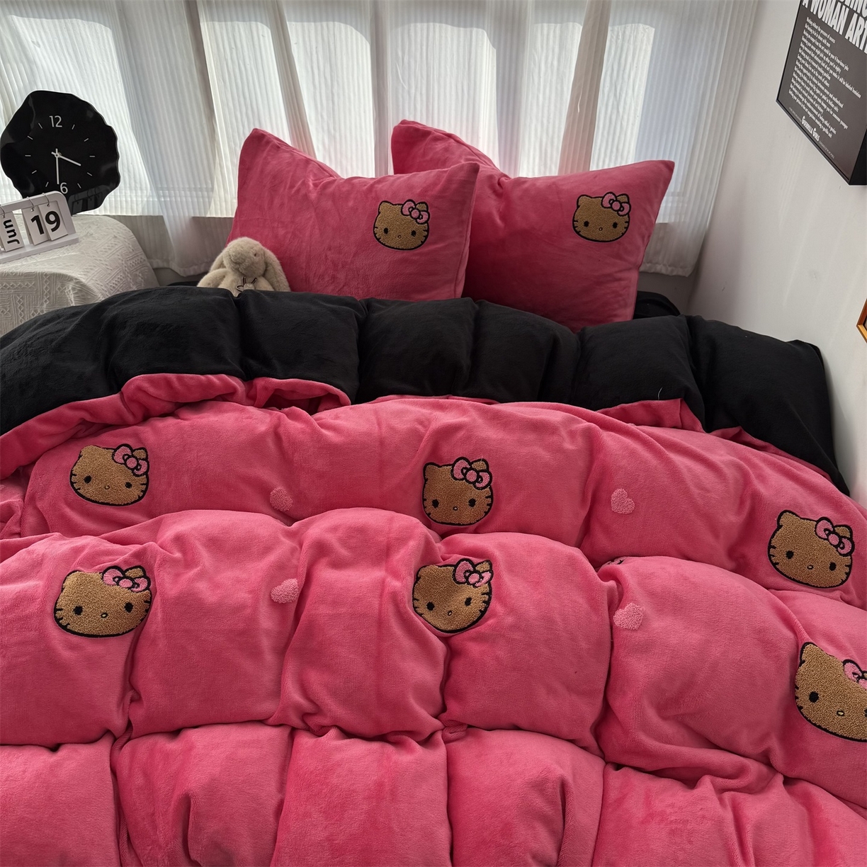 91家纺网 家纺一手货源 找家纺 童颜 2025新款秋冬牛奶绒四件套-黑皮猫 黑皮猫+玫红+黑