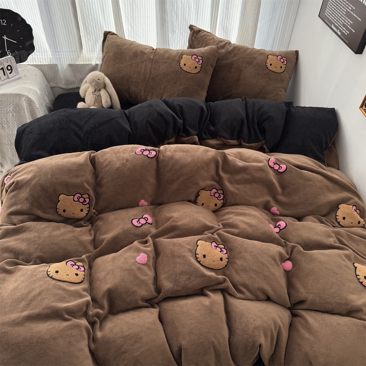 91家纺网 家纺一手货源 找家纺 童颜 2025新款秋冬牛奶绒四件套-黑皮猫 黑皮猫-深咖+黑