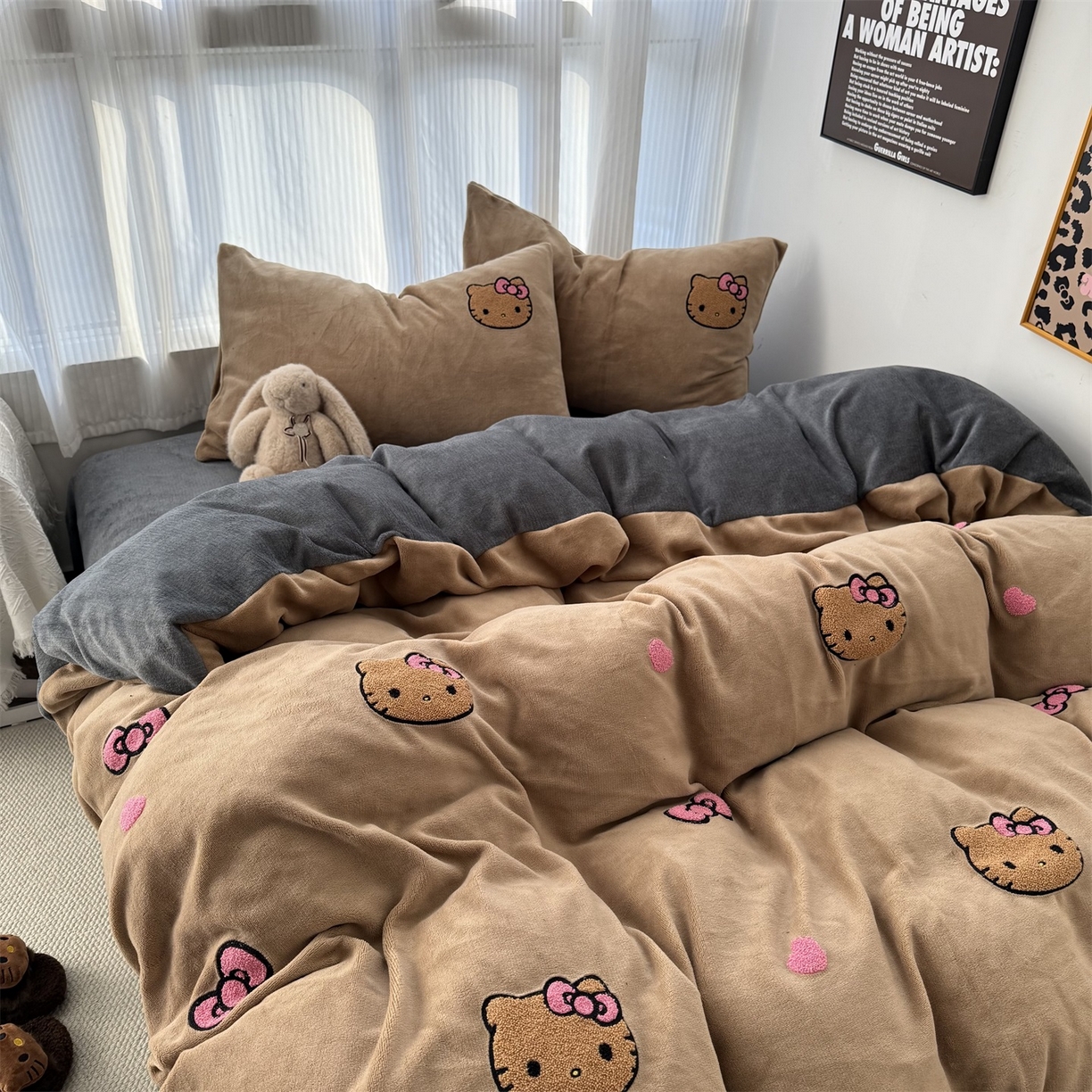 91家纺网 家纺一手货源 找家纺 童颜 2025新款秋冬牛奶绒四件套-黑皮猫 黑皮猫-浅咖+灰