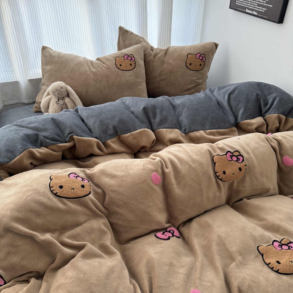 91家纺网 家纺一手货源 找家纺 童颜 2025新款秋冬牛奶绒四件套-黑皮猫 黑皮猫-浅咖+灰