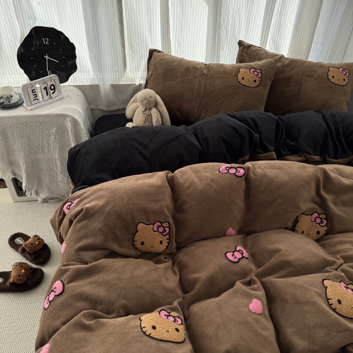 91家纺网 家纺一手货源 找家纺 童颜 2025新款秋冬牛奶绒四件套-黑皮猫 黑皮猫-深咖+黑