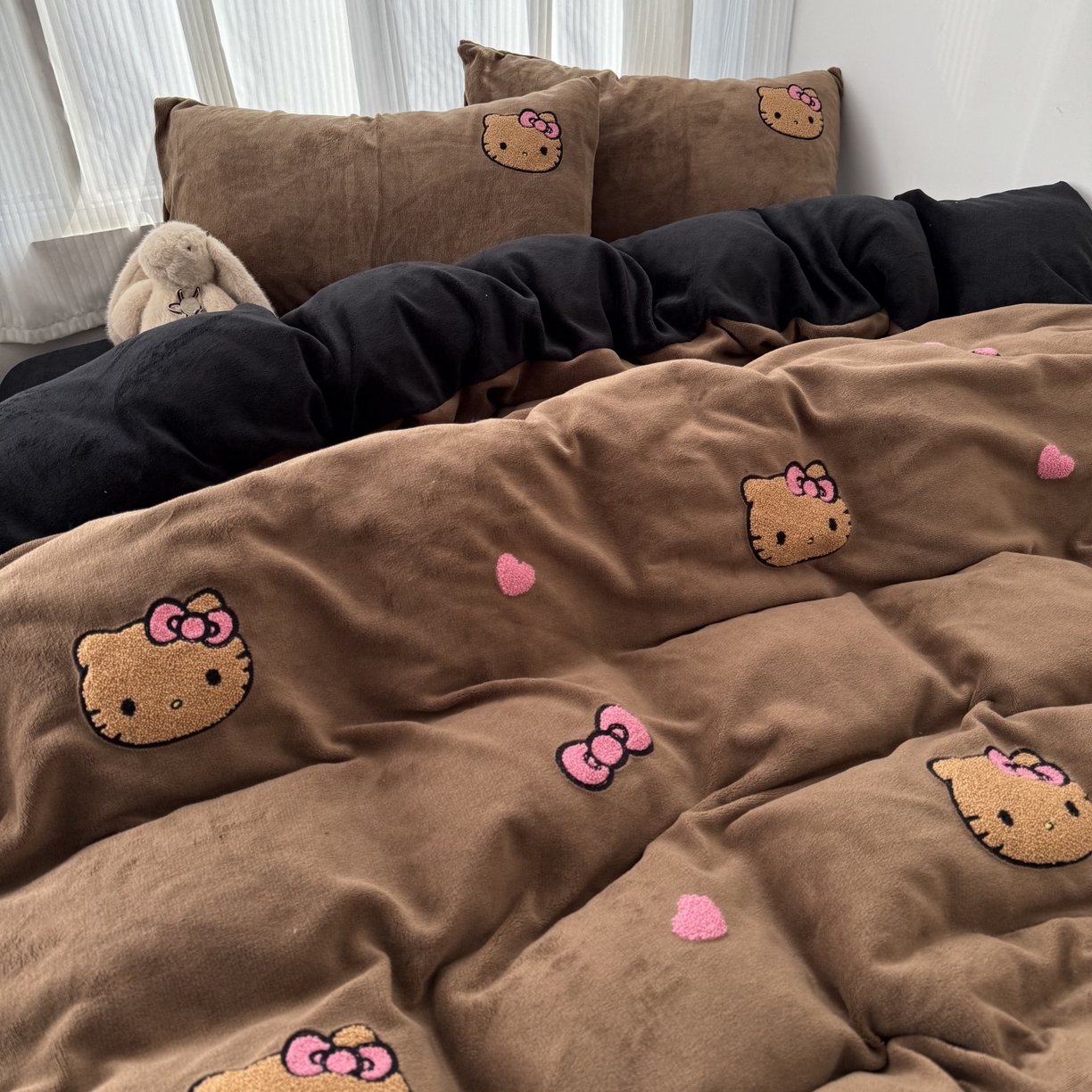 91家纺网 家纺一手货源 找家纺 童颜 2025新款秋冬牛奶绒四件套-黑皮猫 黑皮猫-深咖+黑