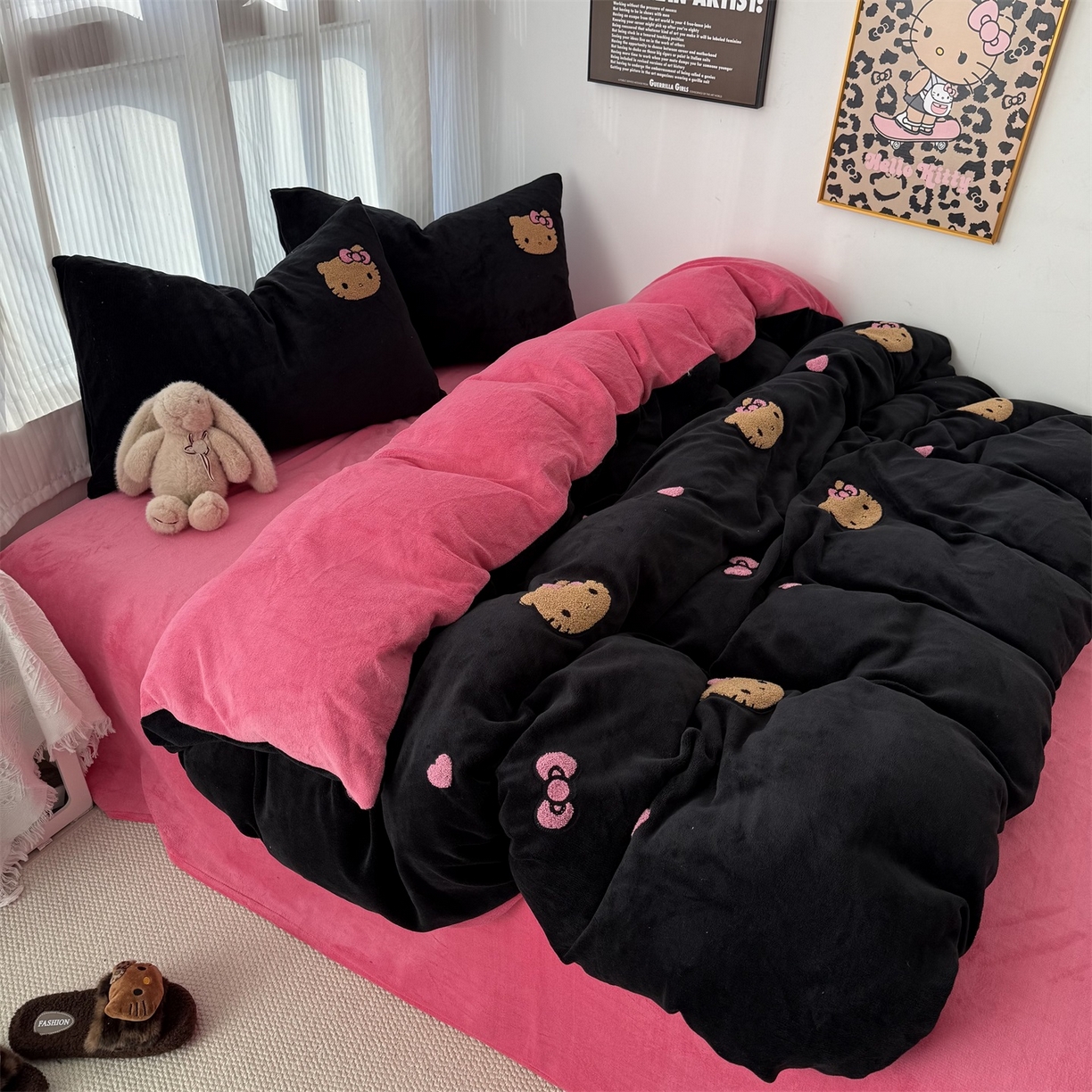 91家纺网 家纺一手货源 找家纺 童颜 2025新款秋冬牛奶绒四件套-黑皮猫 黑皮猫-黑+玫红