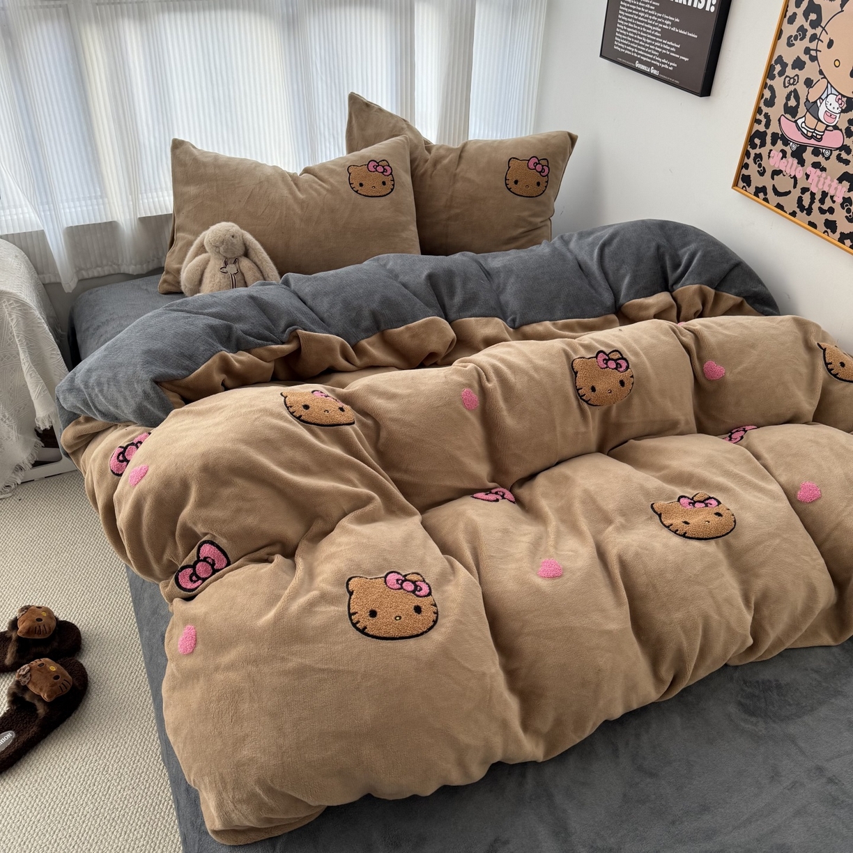 91家纺网 家纺一手货源 找家纺 童颜 2025新款秋冬牛奶绒四件套-黑皮猫 黑皮猫-浅咖+灰