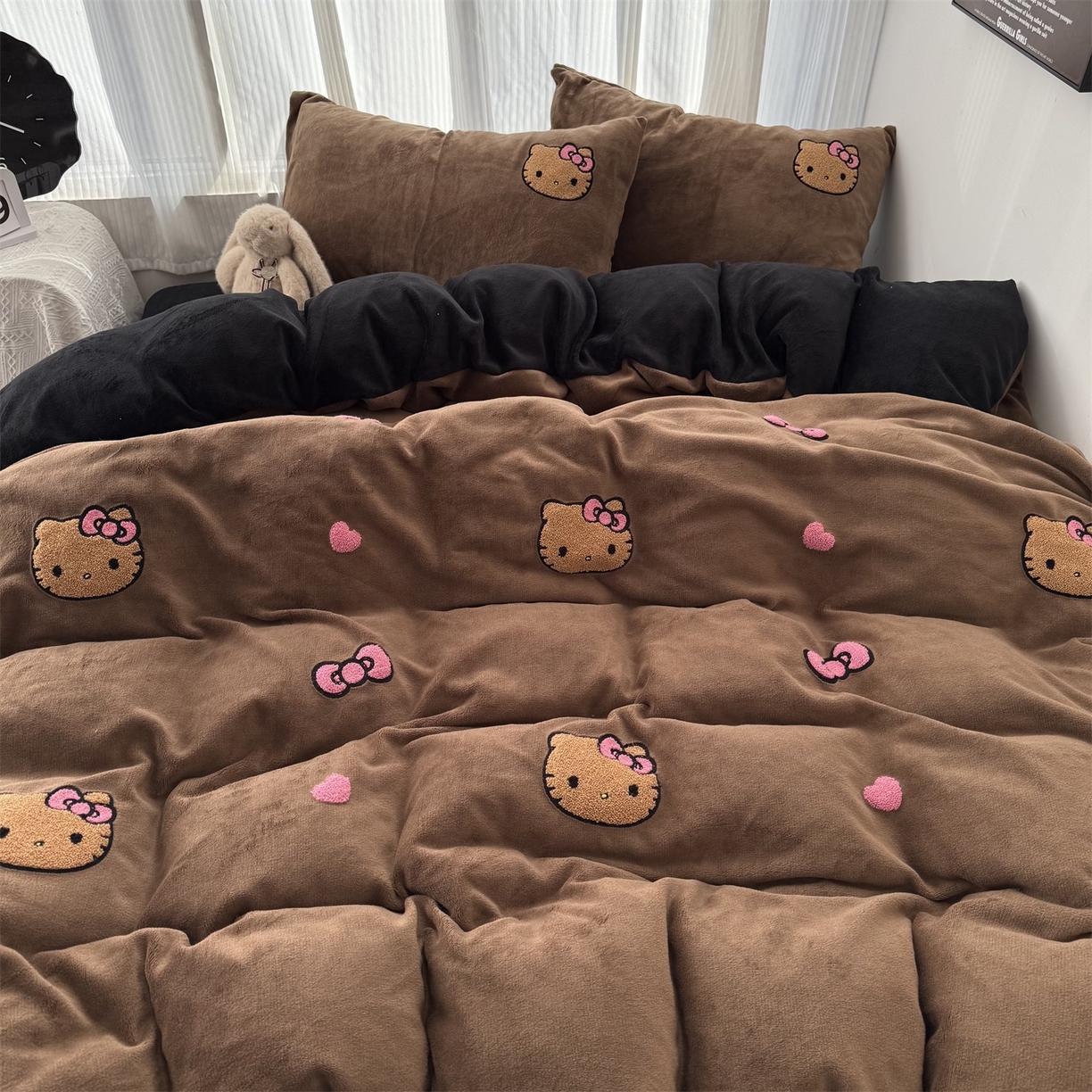 91家纺网 家纺一手货源 找家纺 童颜 2025新款秋冬牛奶绒四件套-黑皮猫 黑皮猫-深咖+黑