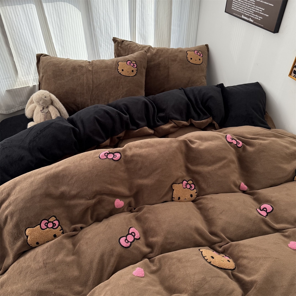 91家纺网 家纺一手货源 找家纺 童颜 2025新款秋冬牛奶绒四件套-黑皮猫 黑皮猫-深咖+黑