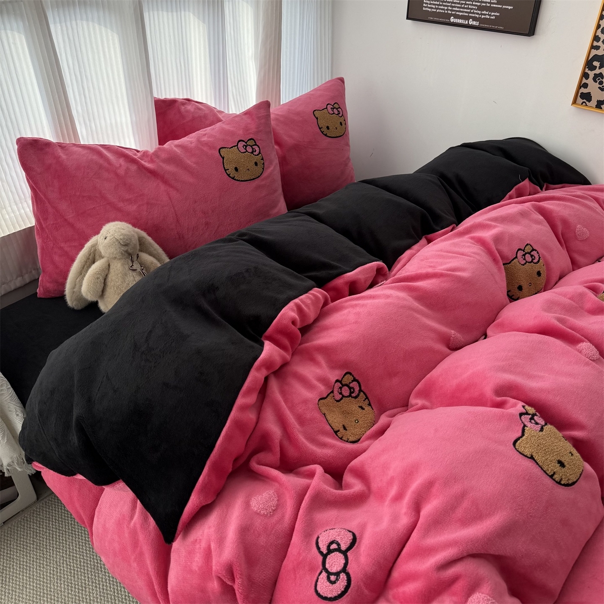 91家纺网 家纺一手货源 找家纺 童颜 2025新款秋冬牛奶绒四件套-黑皮猫 黑皮猫+玫红+黑