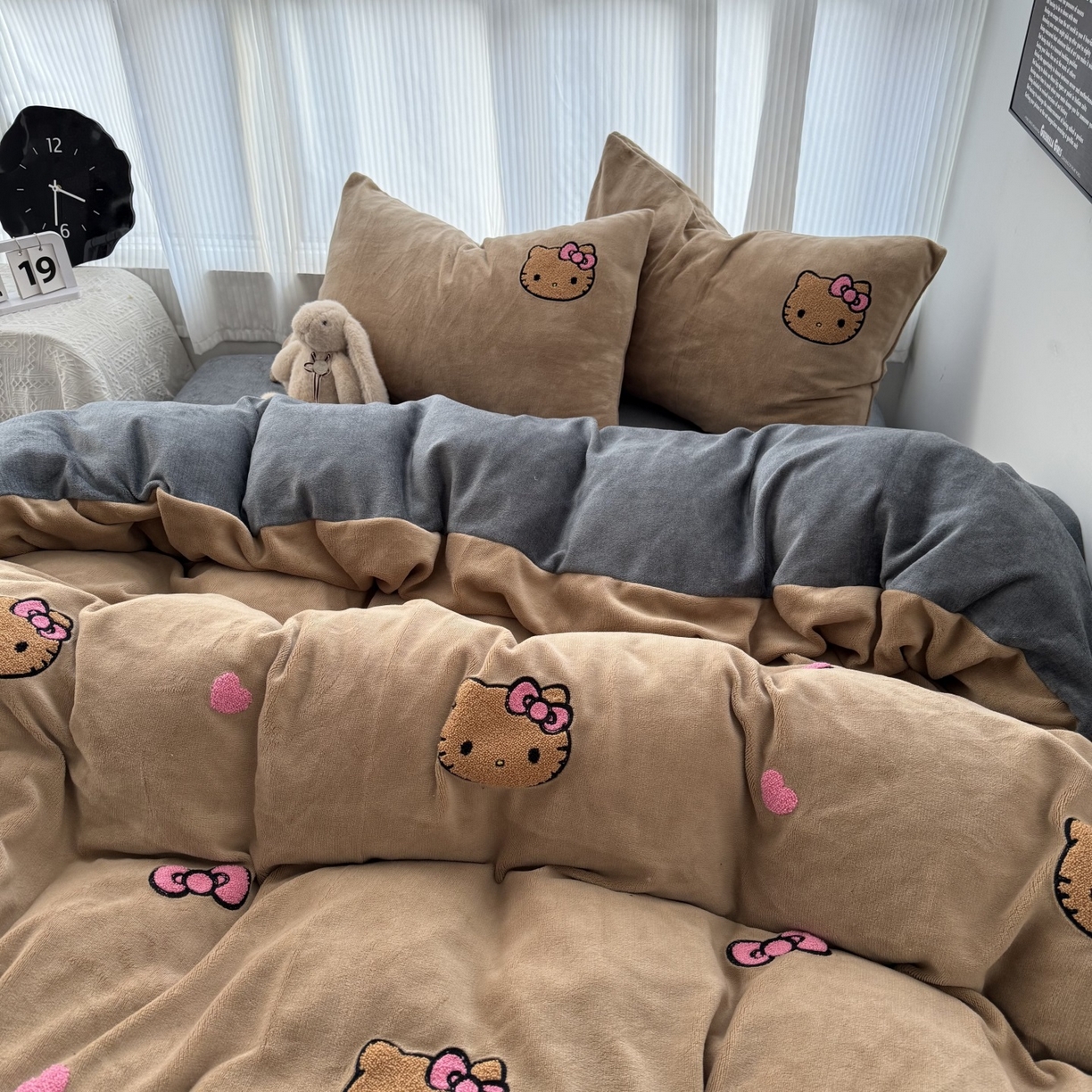 91家纺网 家纺一手货源 找家纺 童颜 2025新款秋冬牛奶绒四件套-黑皮猫 黑皮猫-浅咖+灰