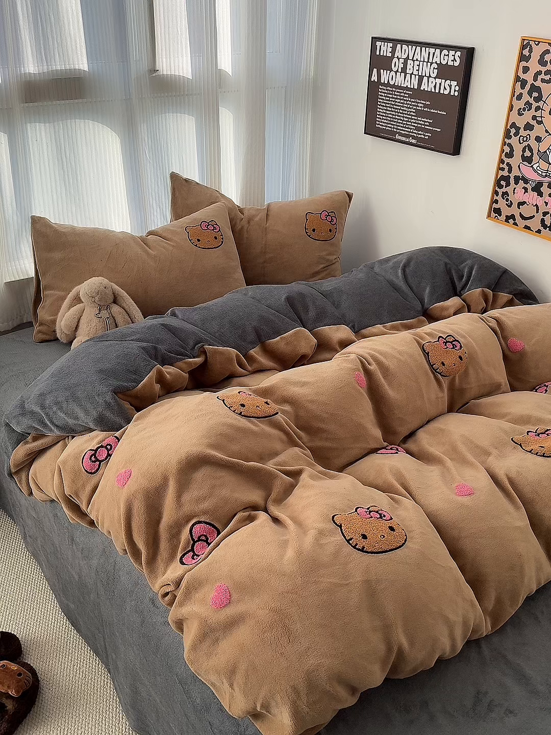 91家纺网 家纺一手货源 找家纺 童颜 2025新款秋冬牛奶绒四件套-黑皮猫 黑皮猫-浅咖+灰