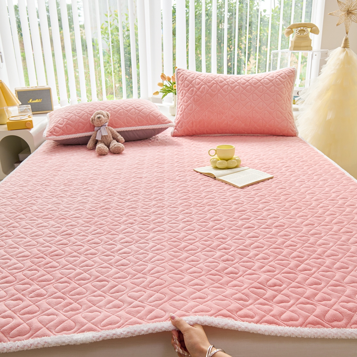 91家纺网 家纺一手货源 找家纺 （总）拾小柒 2025年新款牛奶绒防滑床护垫加厚床垫隔脏垫冬季褥子床盖三件套