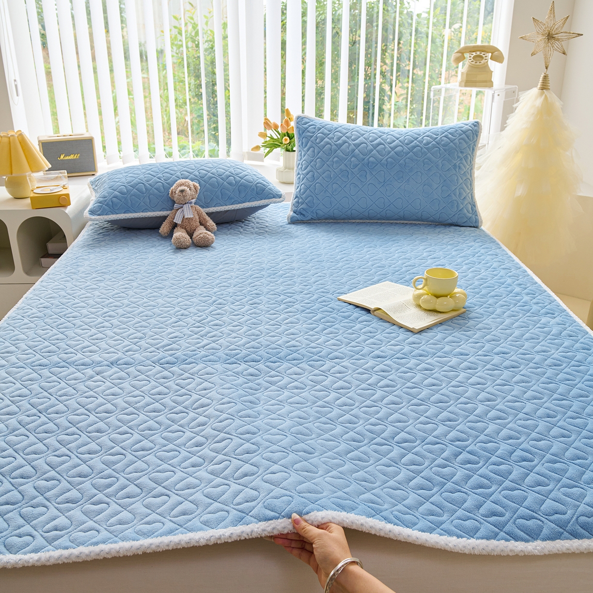 91家纺网 家纺一手货源 找家纺 （总）拾小柒 2025年新款牛奶绒防滑床护垫加厚床垫隔脏垫冬季褥子床盖三件套