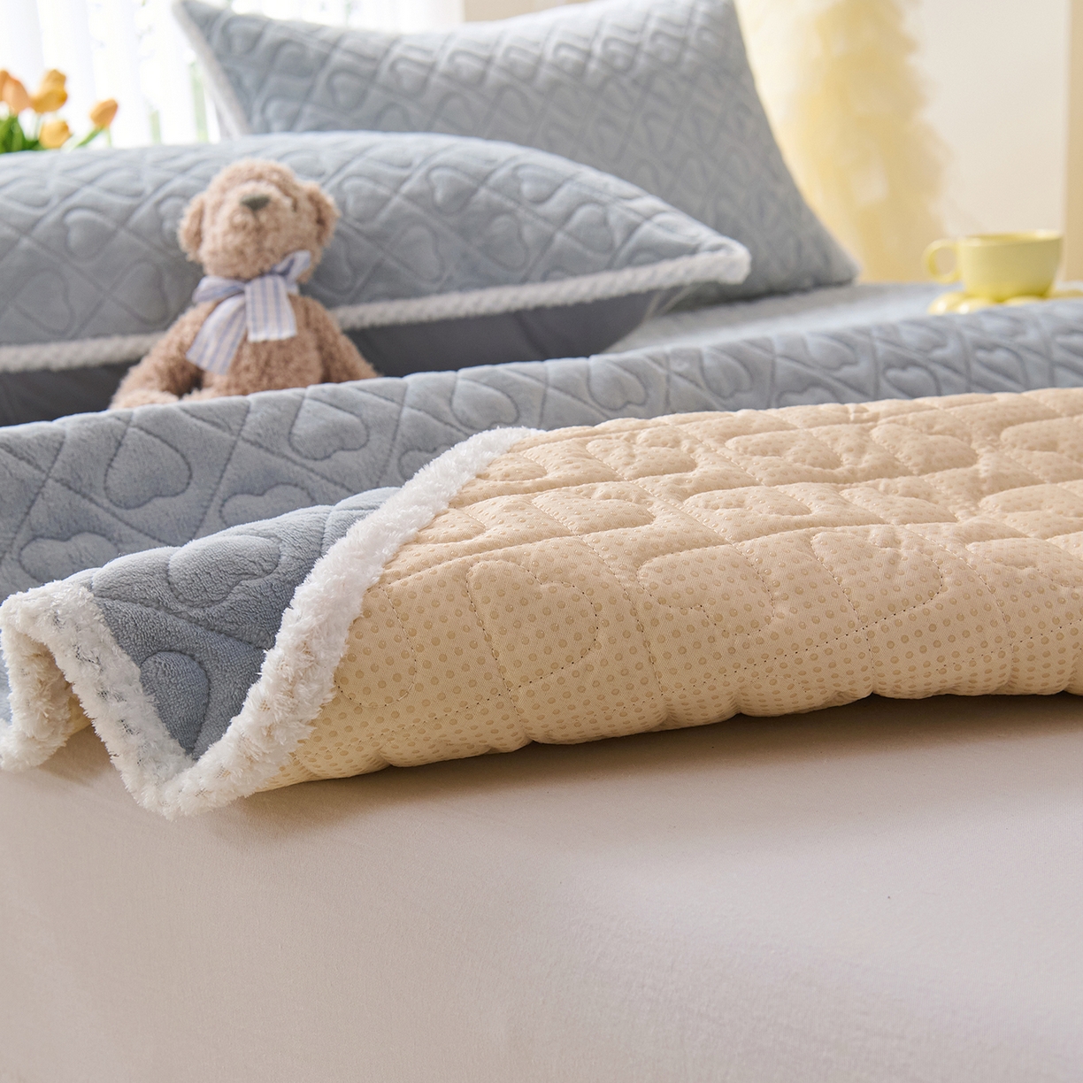 91家纺网 家纺一手货源 找家纺 拾小柒 2025年新款牛奶绒防滑床护垫加厚床垫隔脏垫冬季褥子床盖三件套 浅灰