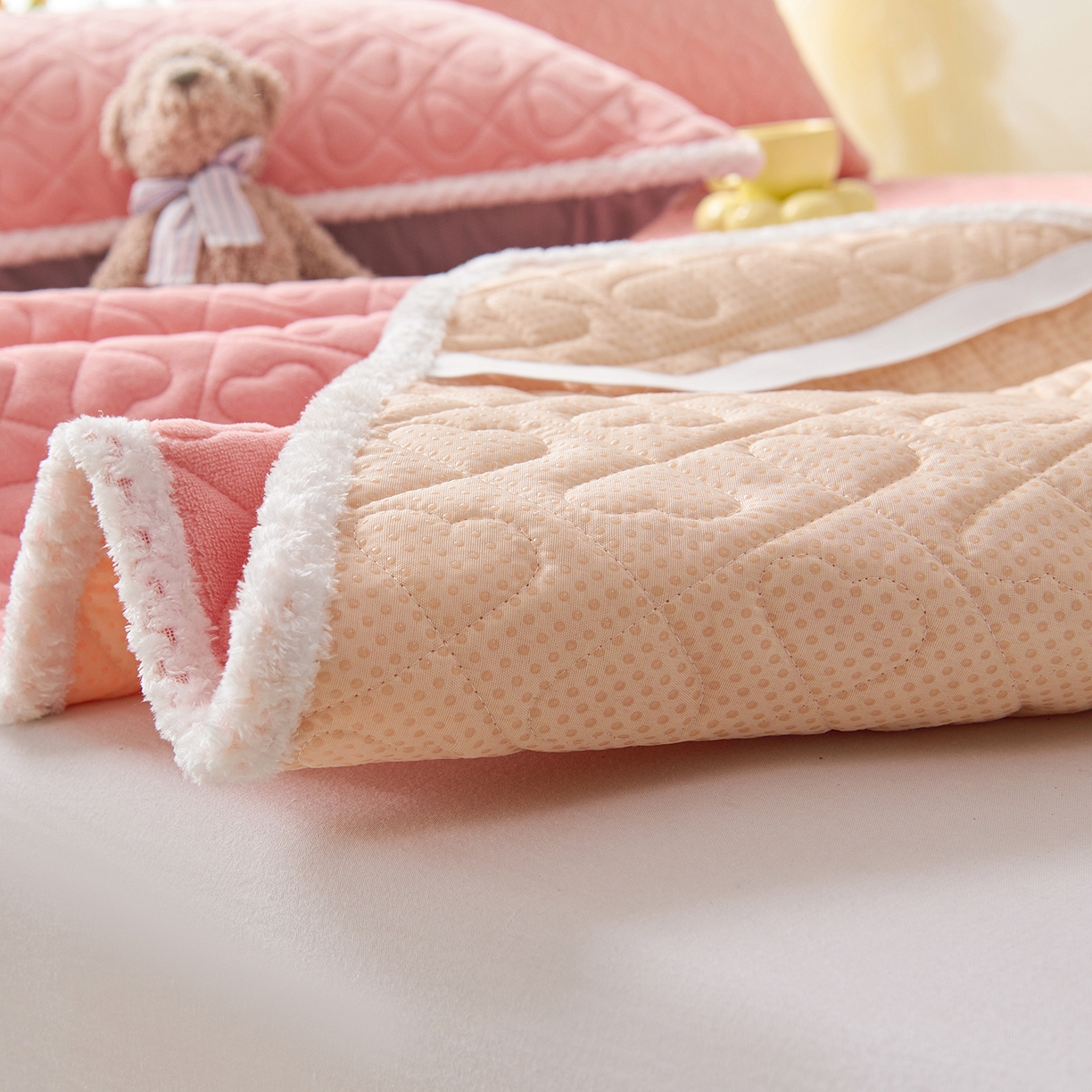 91家纺网 家纺一手货源 找家纺 拾小柒 2025年新款牛奶绒防滑床护垫加厚床垫隔脏垫冬季褥子床盖三件套 浅粉