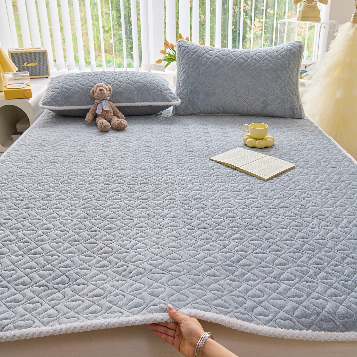 91家纺网 家纺一手货源 找家纺 （总）拾小柒 2025年新款牛奶绒防滑床护垫加厚床垫隔脏垫冬季褥子床盖三件套