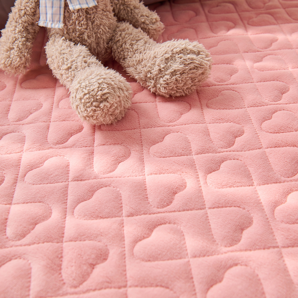 91家纺网 家纺一手货源 找家纺 拾小柒 2025年新款牛奶绒防滑床护垫加厚床垫隔脏垫冬季褥子床盖三件套 浅粉