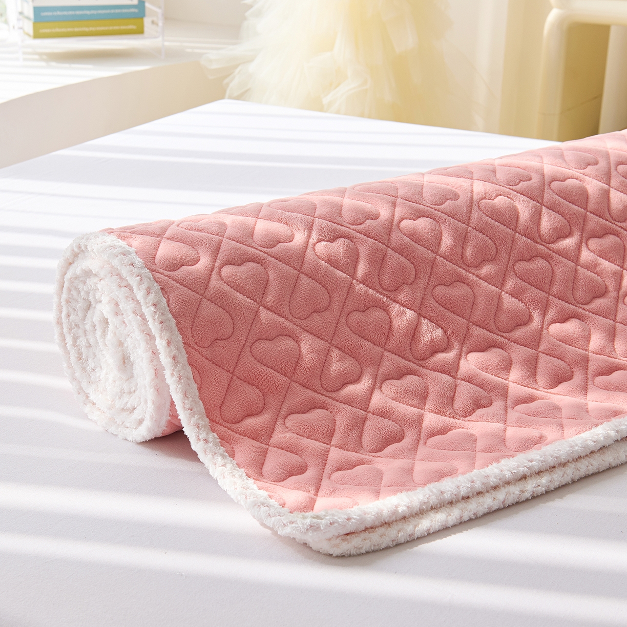 91家纺网 家纺一手货源 找家纺 拾小柒 2025年新款牛奶绒防滑床护垫加厚床垫隔脏垫冬季褥子床盖三件套 浅粉