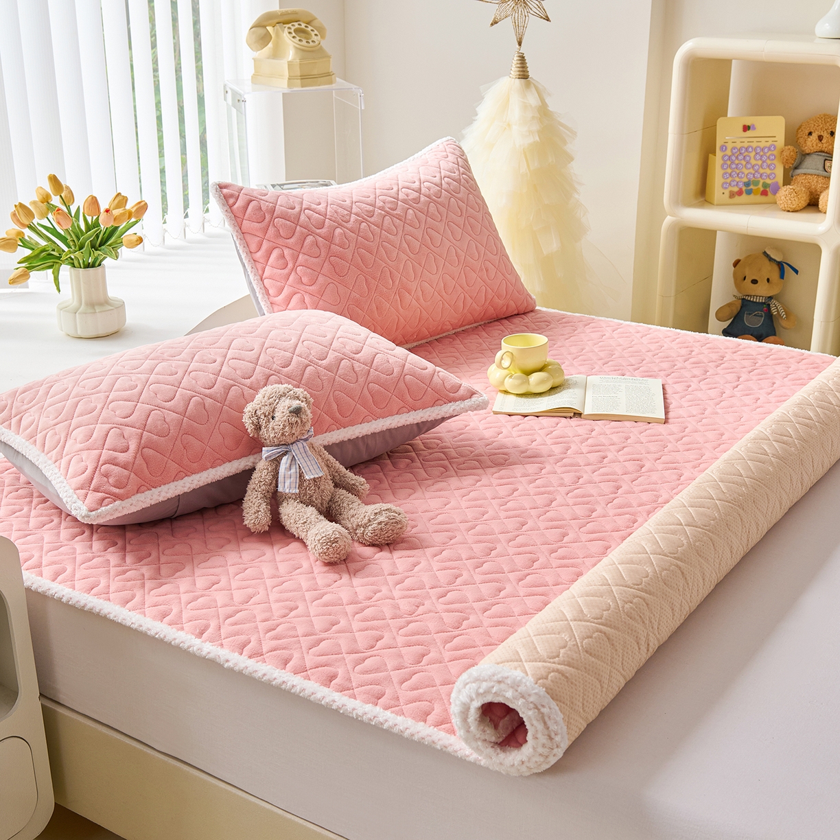 91家纺网 家纺一手货源 找家纺 拾小柒 2025年新款牛奶绒防滑床护垫加厚床垫隔脏垫冬季褥子床盖三件套 浅粉