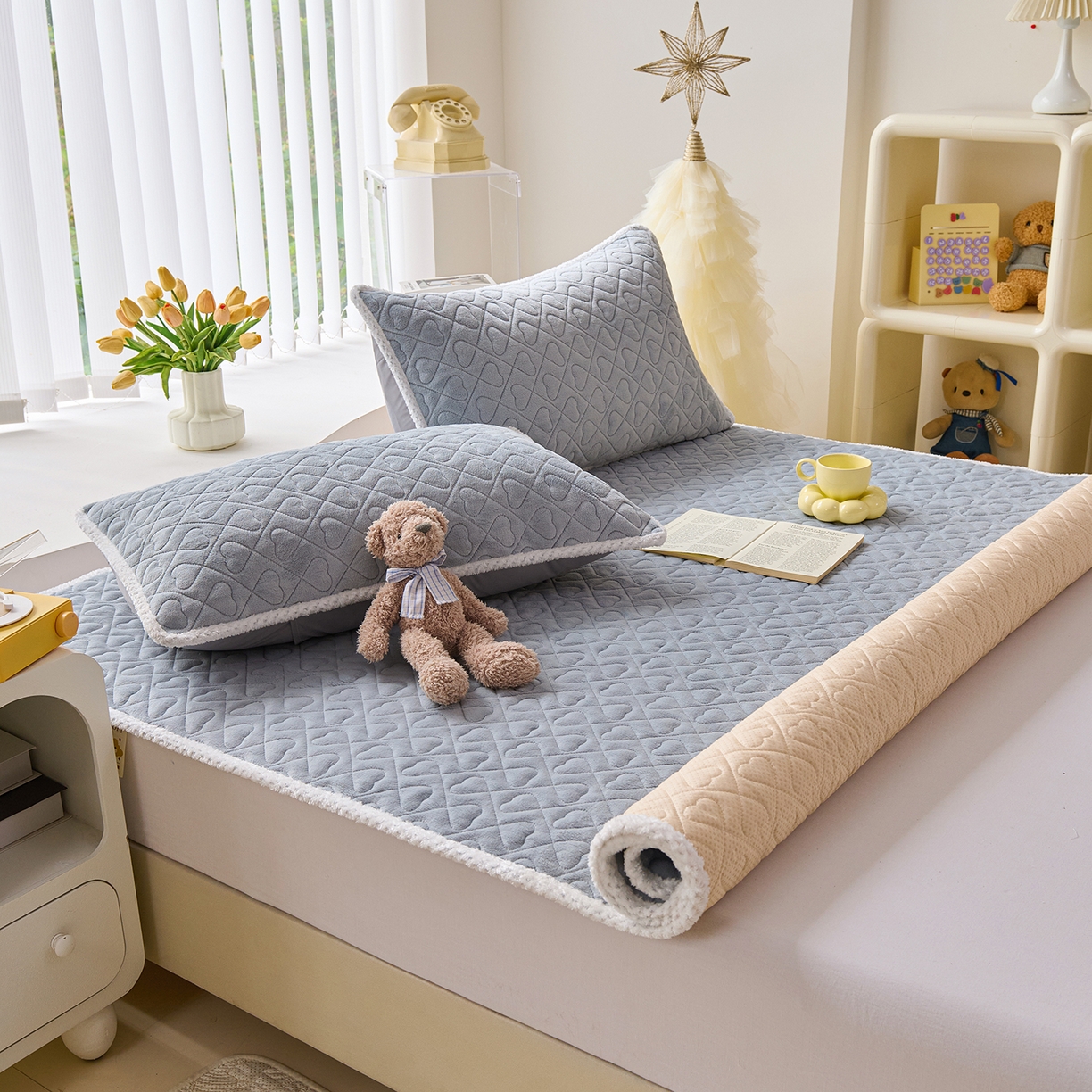 91家纺网 家纺一手货源 找家纺 拾小柒 2025年新款牛奶绒防滑床护垫加厚床垫隔脏垫冬季褥子床盖三件套 浅灰