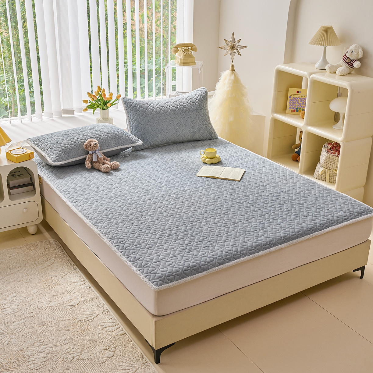 91家纺网 家纺一手货源 找家纺 拾小柒 2025年新款牛奶绒防滑床护垫加厚床垫隔脏垫冬季褥子床盖三件套 浅灰