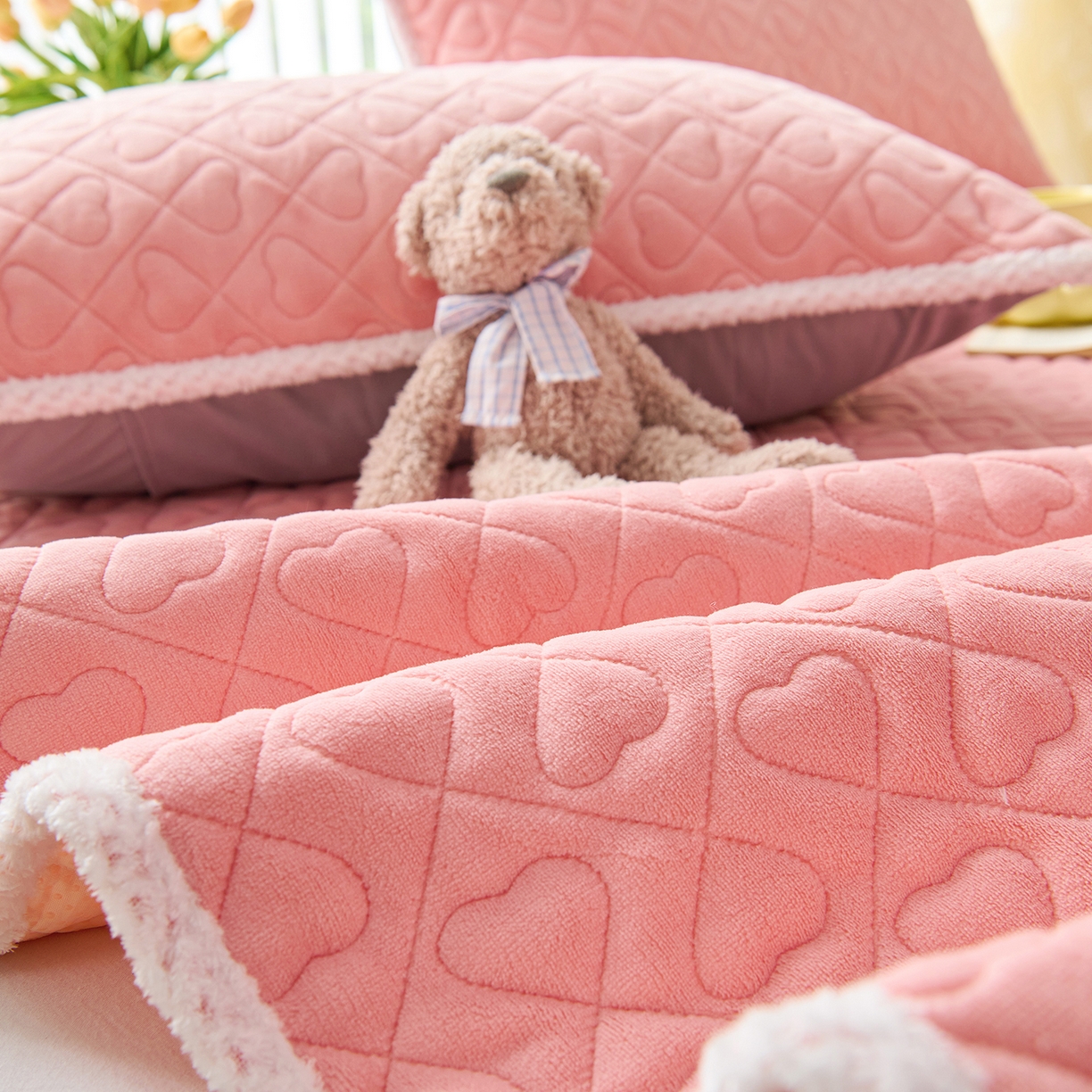 91家纺网 家纺一手货源 找家纺 拾小柒 2025年新款牛奶绒防滑床护垫加厚床垫隔脏垫冬季褥子床盖三件套 浅粉