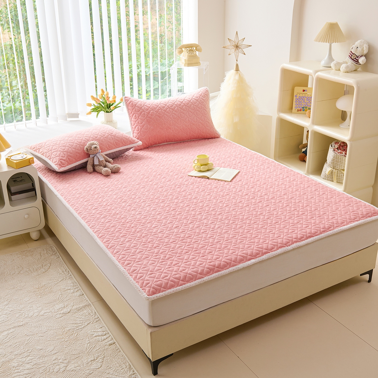 91家纺网 家纺一手货源 找家纺 拾小柒 2025年新款牛奶绒防滑床护垫加厚床垫隔脏垫冬季褥子床盖三件套 浅粉