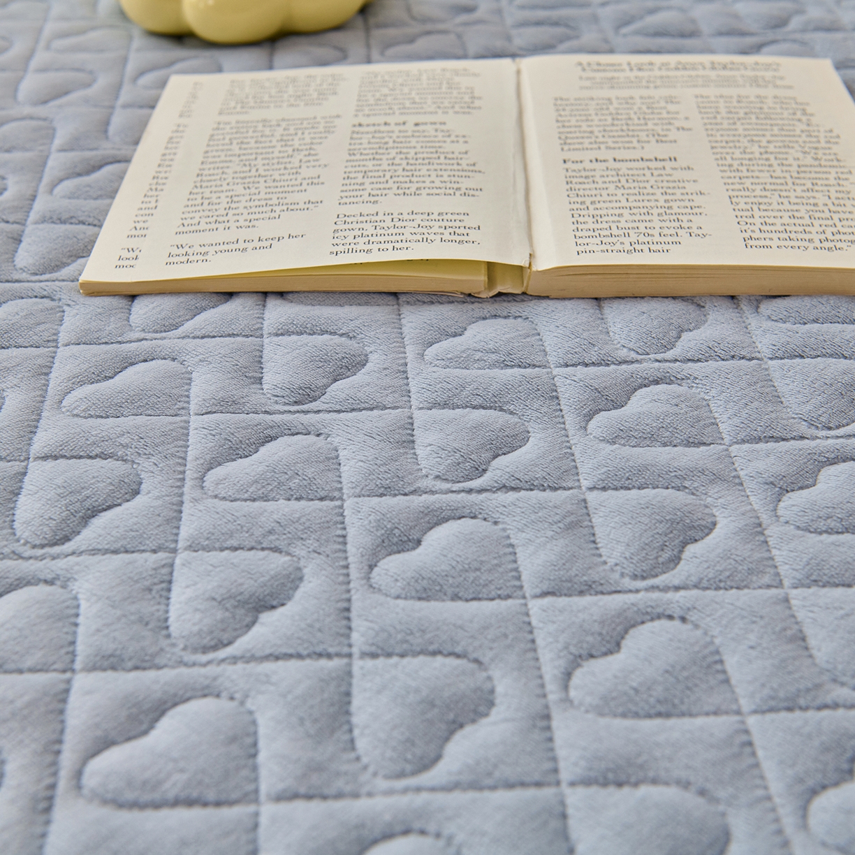 91家纺网 家纺一手货源 找家纺 拾小柒 2025年新款牛奶绒防滑床护垫加厚床垫隔脏垫冬季褥子床盖三件套 浅灰