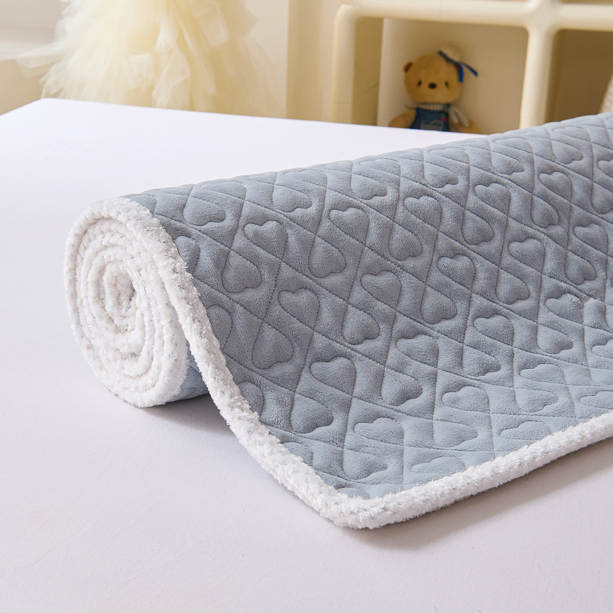 91家纺网 家纺一手货源 找家纺 拾小柒 2025年新款牛奶绒防滑床护垫加厚床垫隔脏垫冬季褥子床盖三件套 浅灰