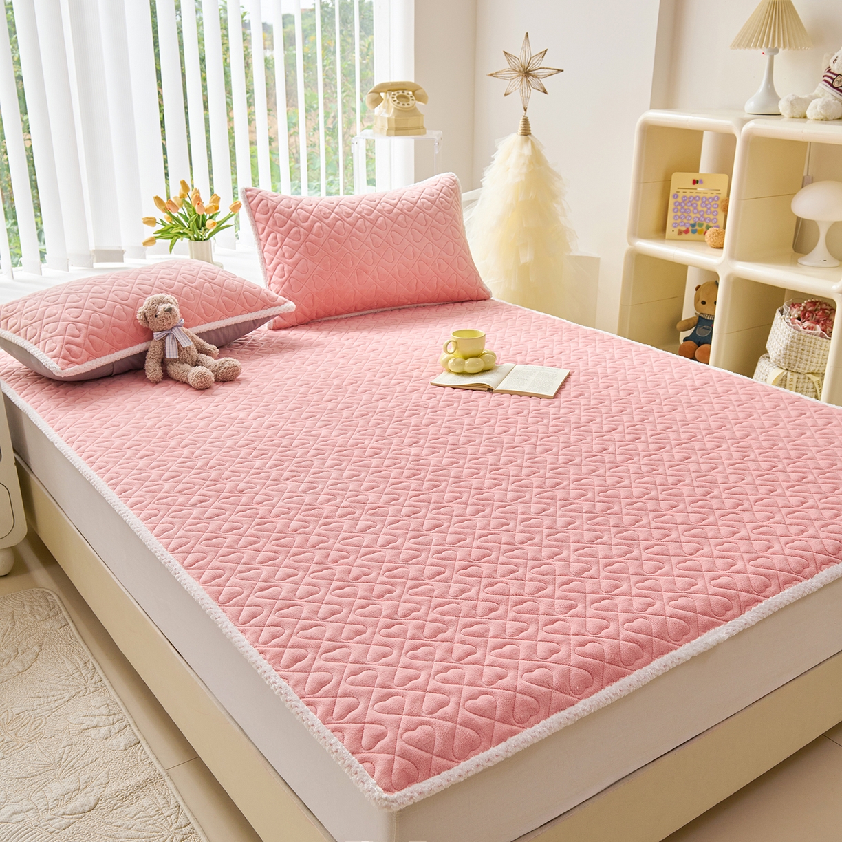 91家纺网 家纺一手货源 找家纺 拾小柒 2025年新款牛奶绒防滑床护垫加厚床垫隔脏垫冬季褥子床盖三件套 浅粉