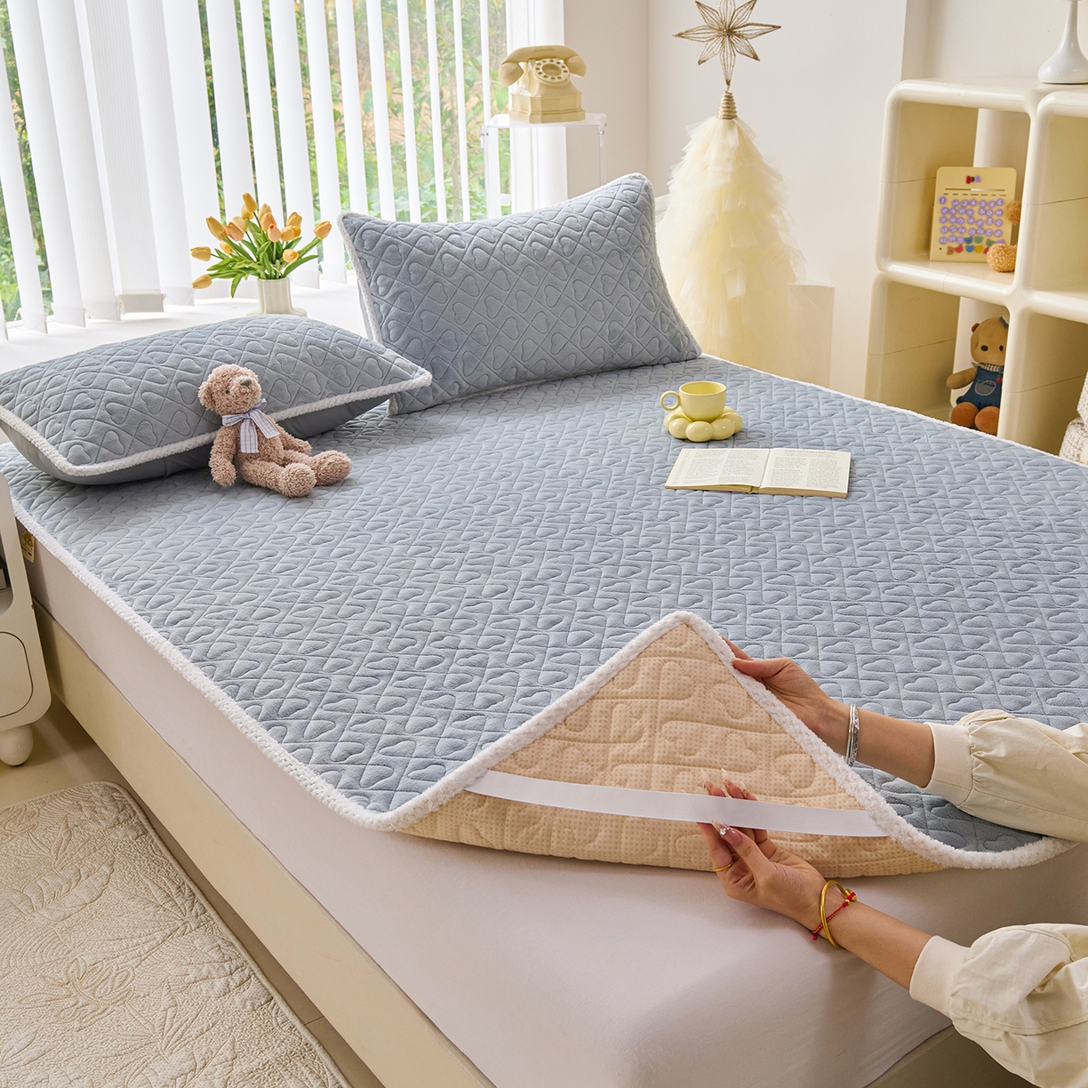 91家纺网 家纺一手货源 找家纺 拾小柒 2025年新款牛奶绒防滑床护垫加厚床垫隔脏垫冬季褥子床盖三件套 浅灰