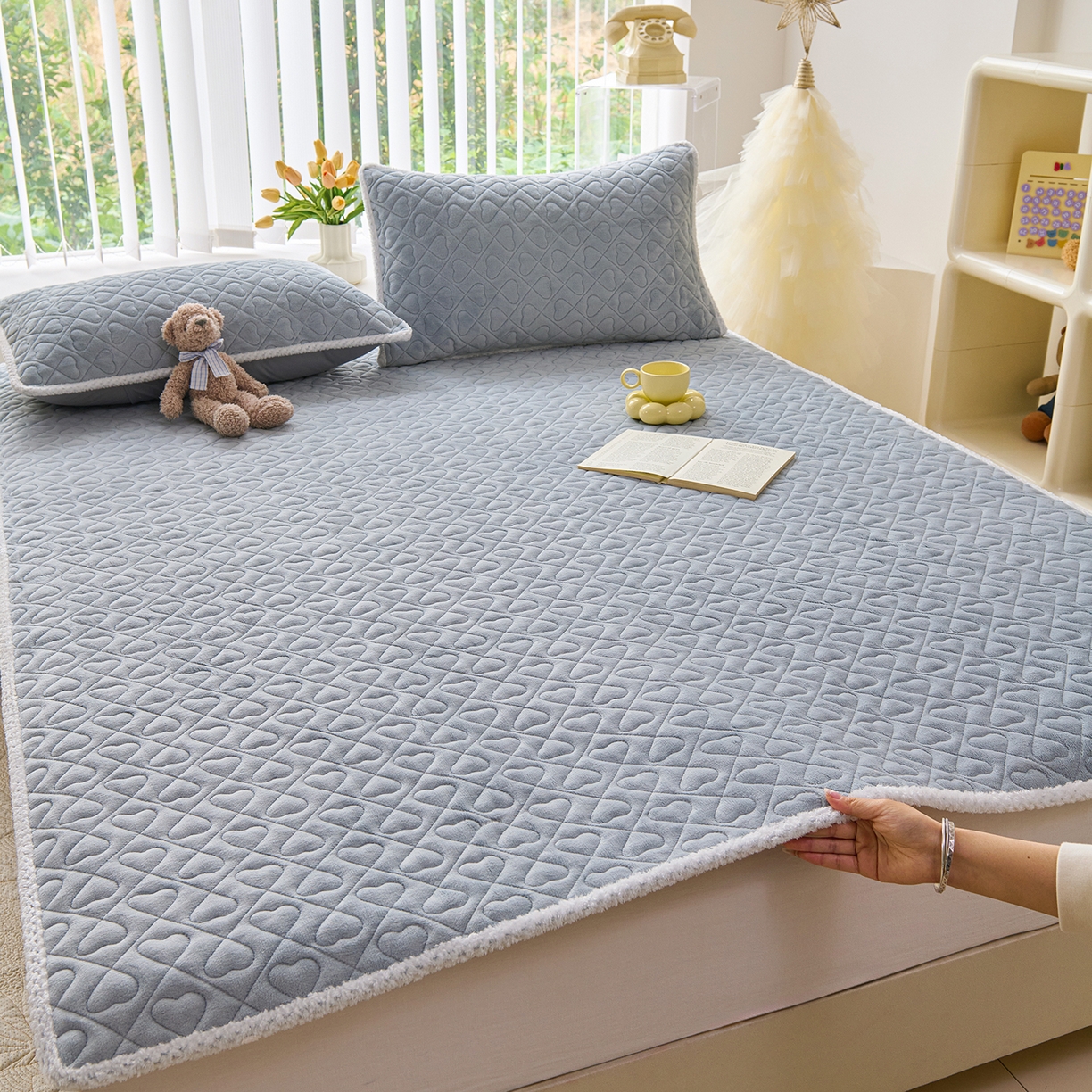 91家纺网 家纺一手货源 找家纺 拾小柒 2025年新款牛奶绒防滑床护垫加厚床垫隔脏垫冬季褥子床盖三件套 浅灰