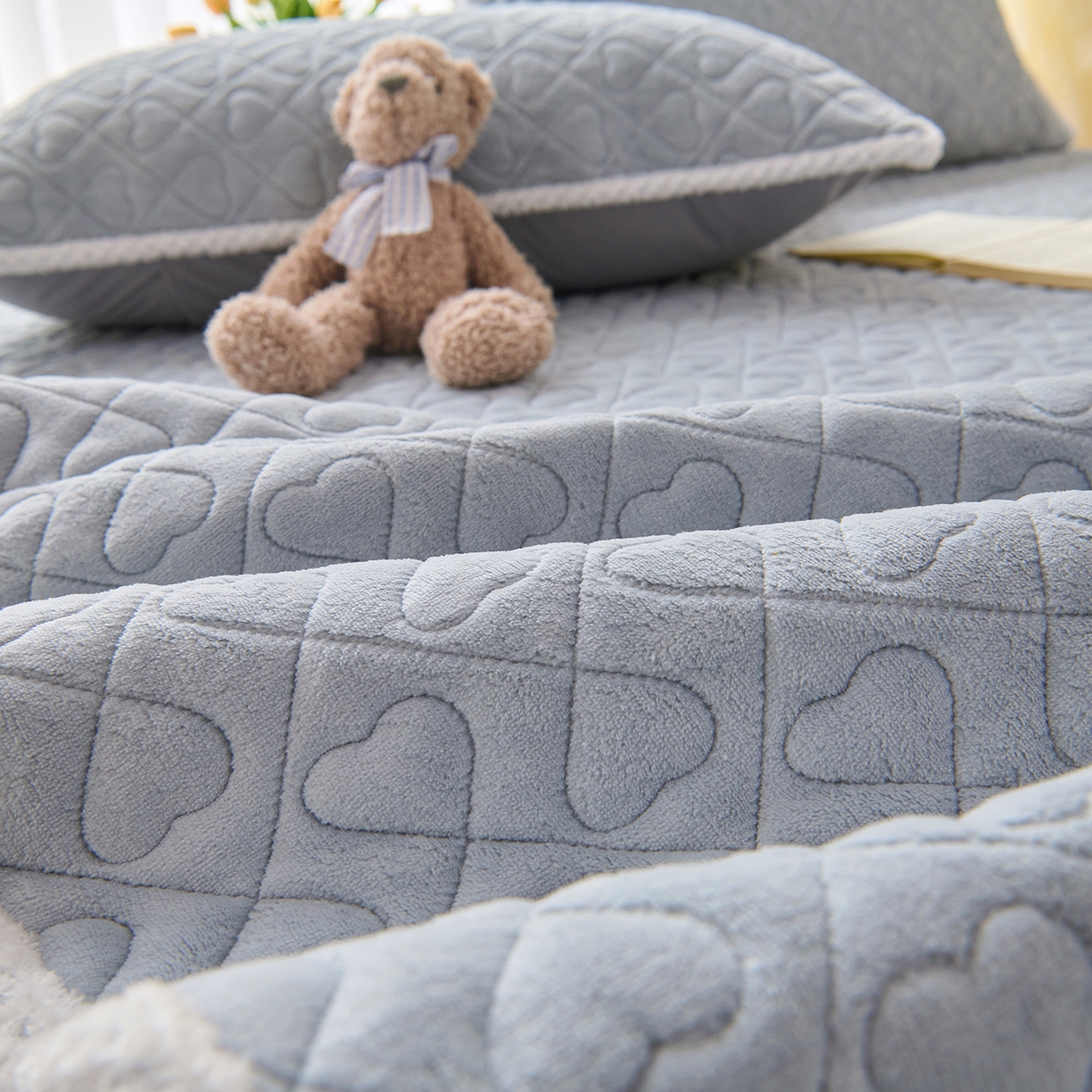 91家纺网 家纺一手货源 找家纺 拾小柒 2025年新款牛奶绒防滑床护垫加厚床垫隔脏垫冬季褥子床盖三件套 浅灰