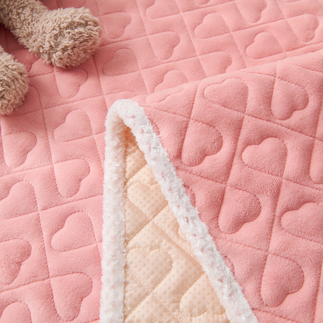 91家纺网 家纺一手货源 找家纺 拾小柒 2025年新款牛奶绒防滑床护垫加厚床垫隔脏垫冬季褥子床盖三件套 浅粉