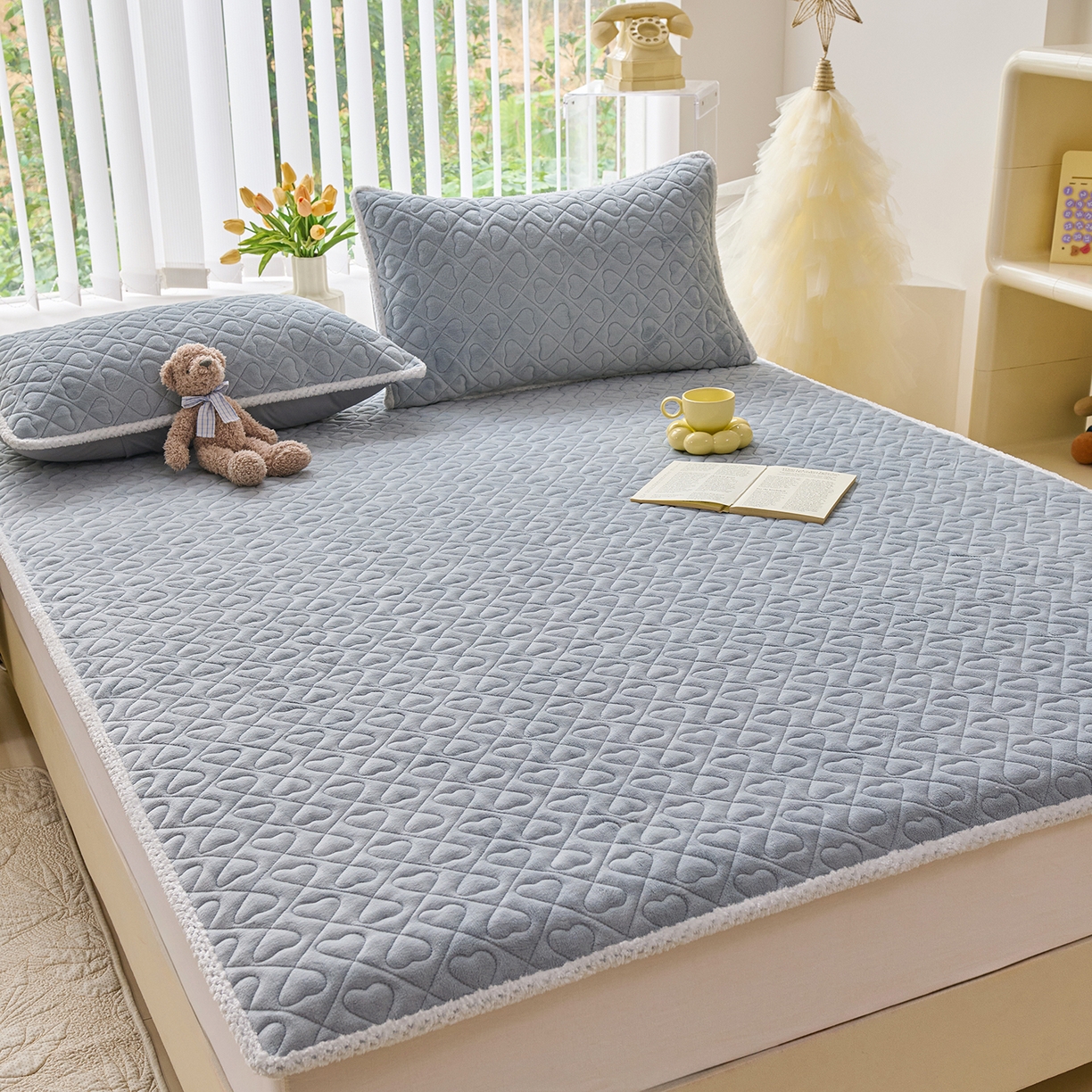 91家纺网 家纺一手货源 找家纺 拾小柒 2025年新款牛奶绒防滑床护垫加厚床垫隔脏垫冬季褥子床盖三件套 浅灰