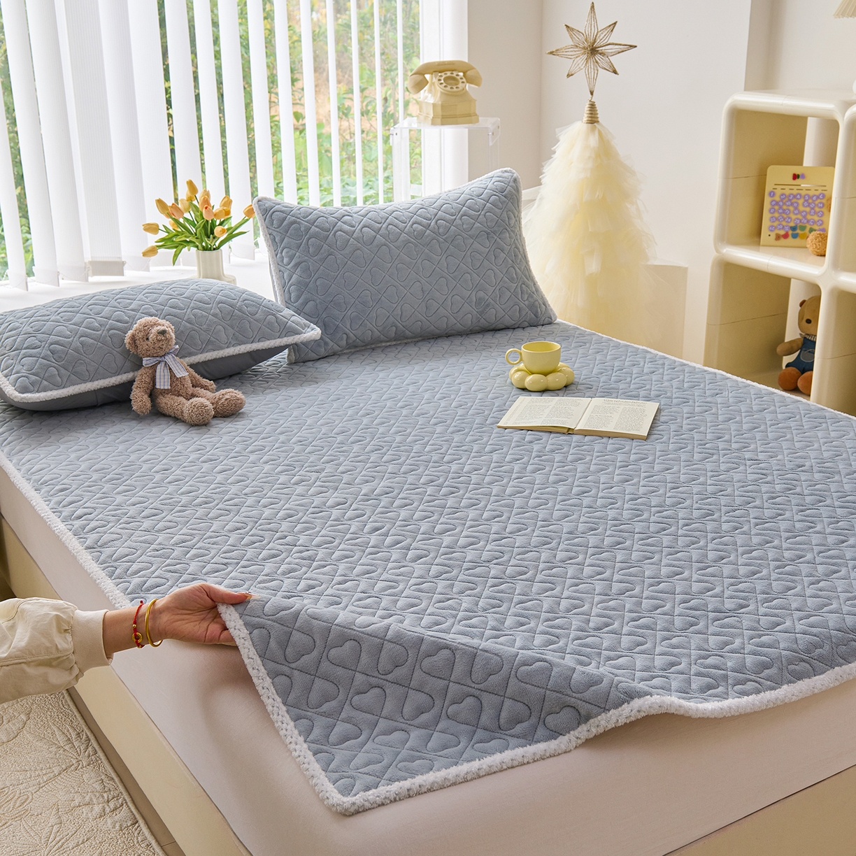 91家纺网 家纺一手货源 找家纺 拾小柒 2025年新款牛奶绒防滑床护垫加厚床垫隔脏垫冬季褥子床盖三件套 浅灰