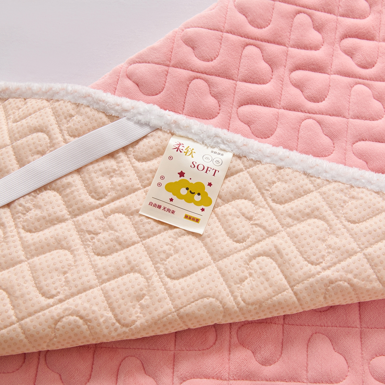 91家纺网 家纺一手货源 找家纺 拾小柒 2025年新款牛奶绒防滑床护垫加厚床垫隔脏垫冬季褥子床盖三件套 浅粉